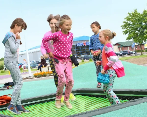 Lekmiljö | TRAMPOLINSPÅR Lekplatsstudsmatta 100x400 cm